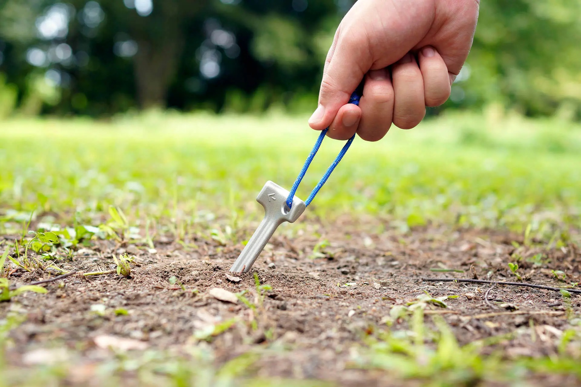 ペグを引っ張っている図